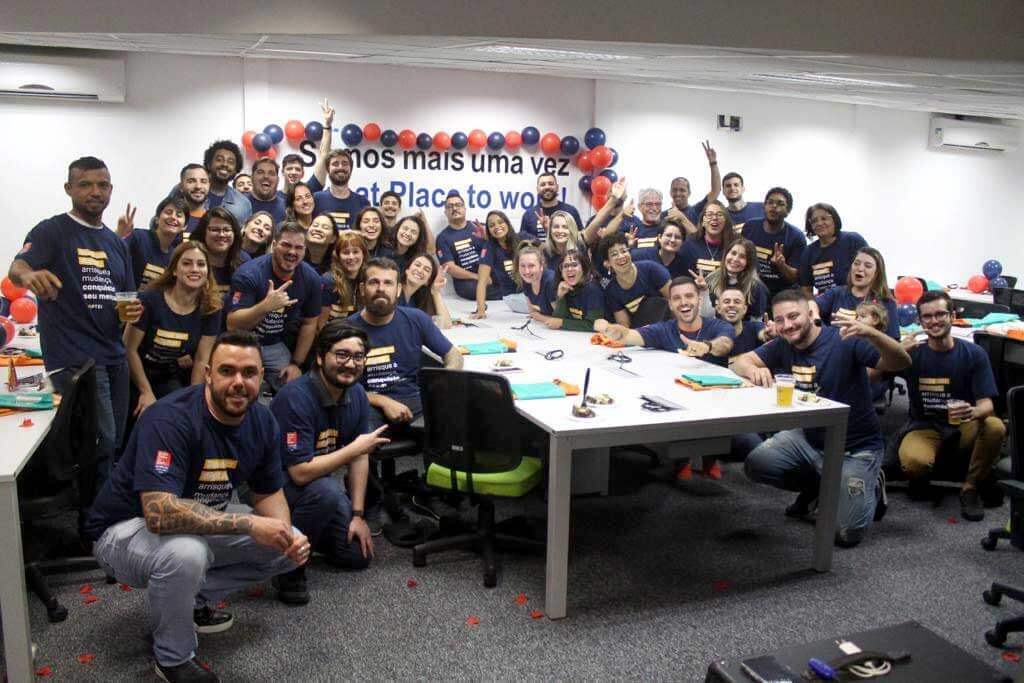 Equipe da Captei comemorando o selo GPTW.