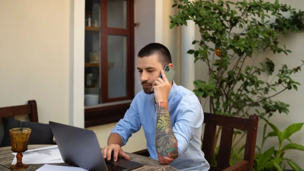 corretor de imoveis analisando seu funil de vendas imobiliário