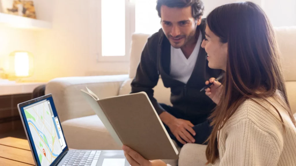 Dois clientes que utilizam muito as mídias digitais para o dia a dia procurando imóveis