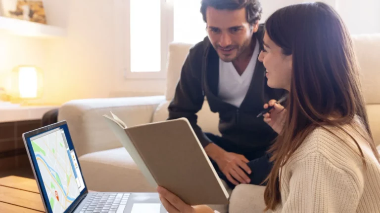 Dois clientes que utilizam muito as mídias digitais para o dia a dia procurando imóveis